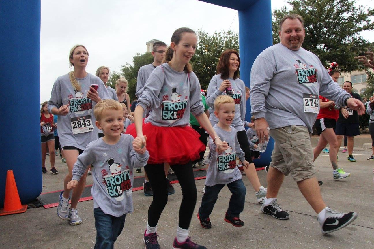 Lots of people running and walking the Frosty 5K